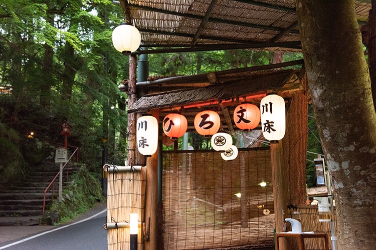 川辺の席料理 子供料理